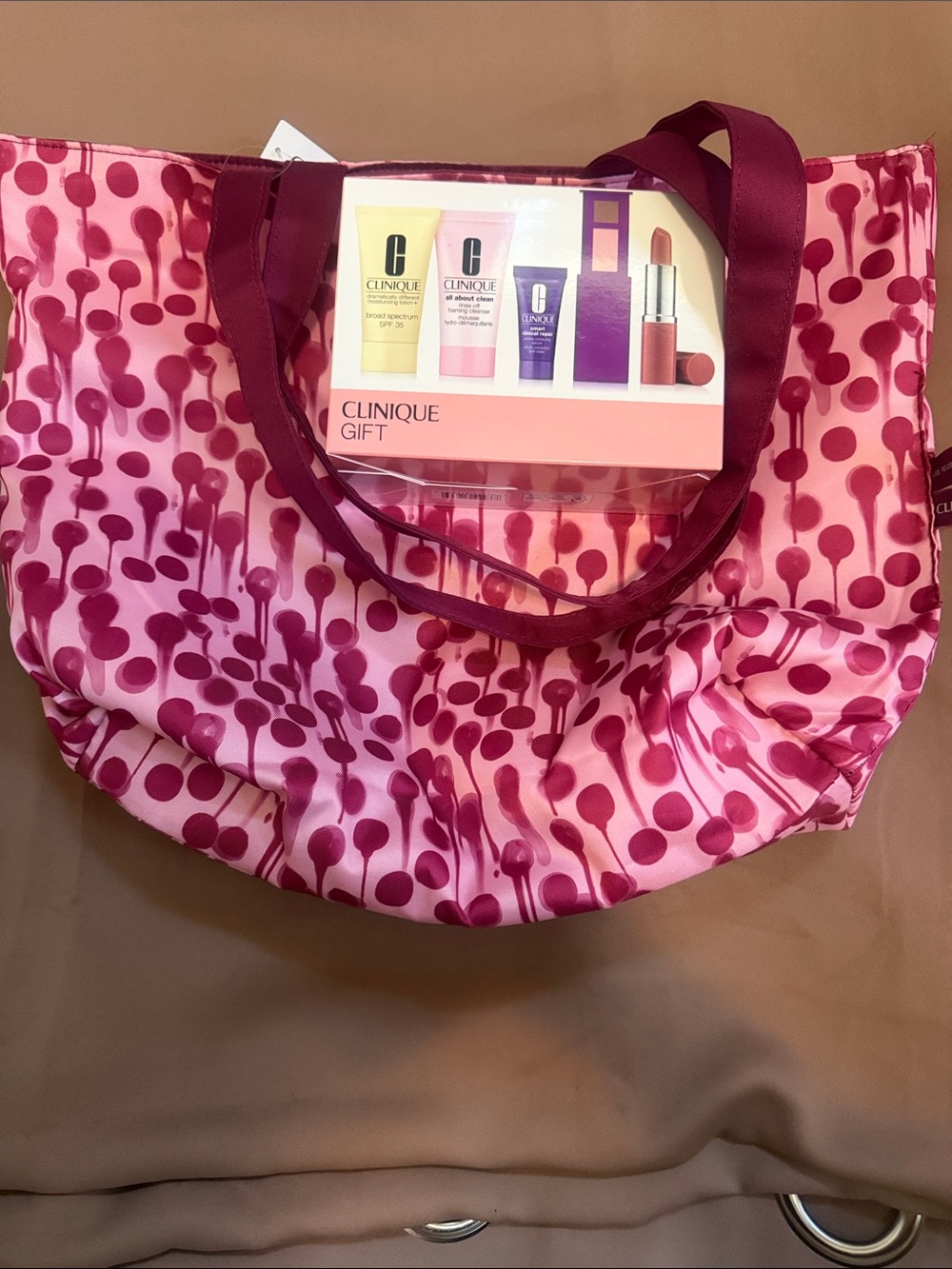 New Clinique Tote & Gift Set